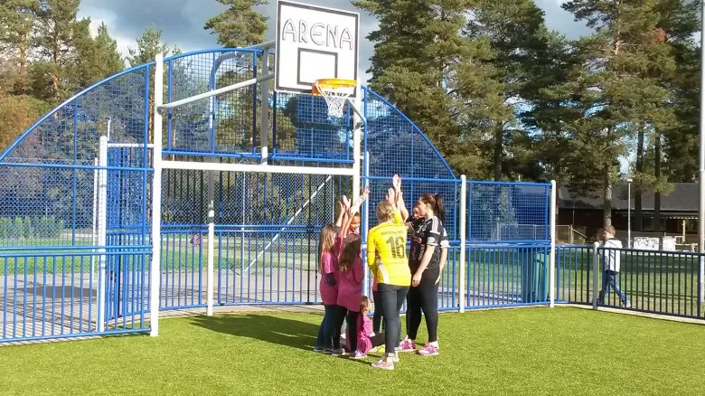 Barn i rörelse på multisportarena i Hudiksvall